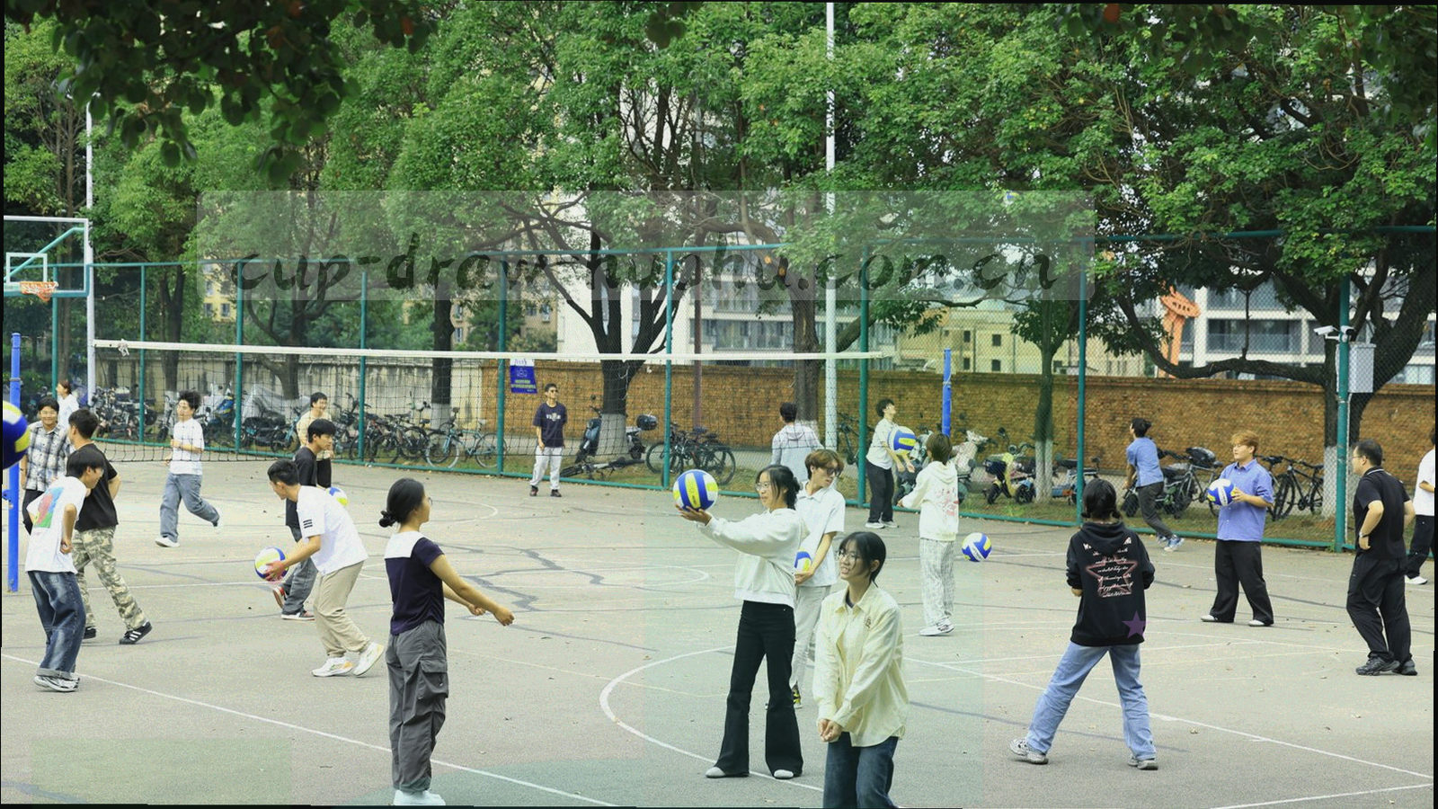 深色数据看板界面示意，左侧筛选标签、中部图表、右侧等宽数字摘要